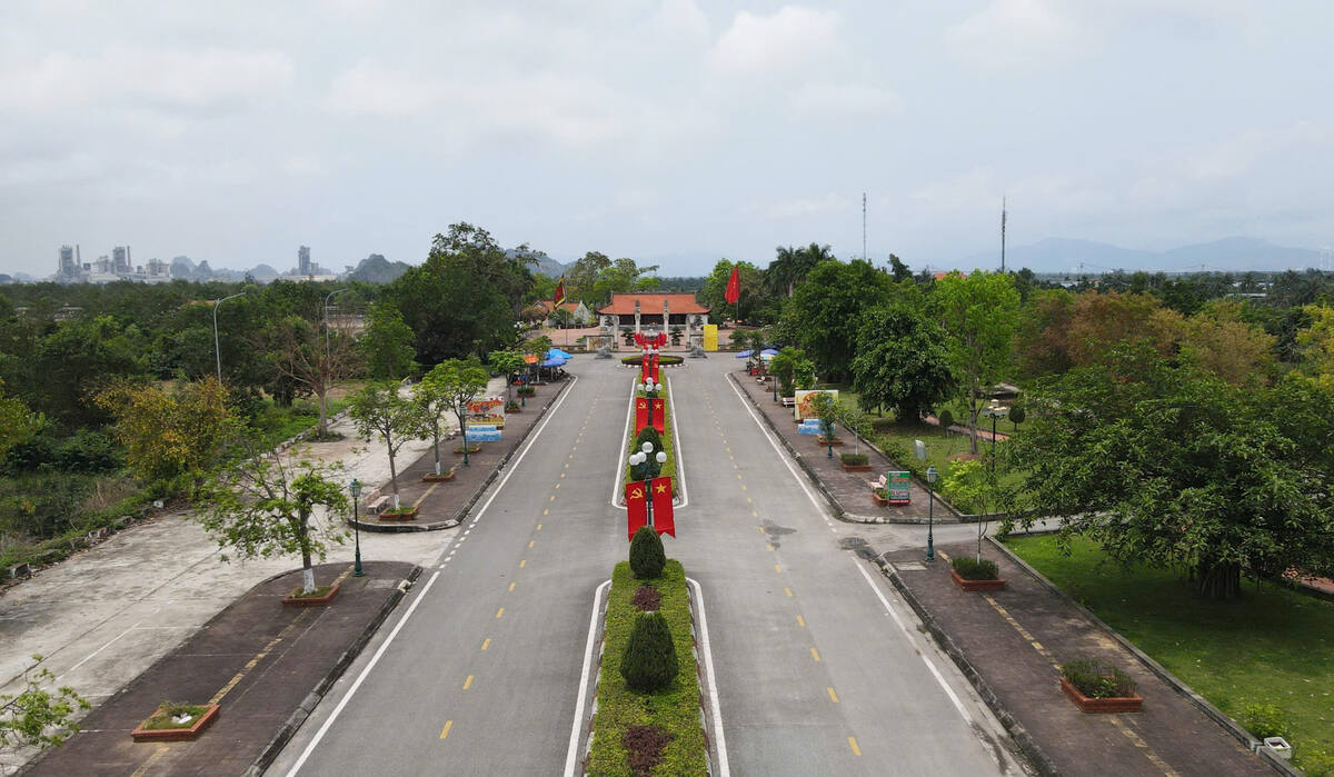Khu di tích Quốc gia đặc biệt Bạch Đằng là một quần thể bao gồm 10 điểm di tích của tỉnh Quảng Ninh, nằm ở tả ngạn sông Bạch Đằng, nay thuộc địa bàn các phường Quảng Yên (gồm miếu Vua Bà, Bến đò cổ, đền Trần, bãi cọc Yên Giang và đình Yên Giang); phường Phong Cốc (bãi cọc Đồng Vạn muối, Đồng Má ngựa, đền Trung Cốc); phường Liên Hoà (đình Trung Bản); phường Uông Bí (đình Đền Công). Đây là các di tích ghi dấu ấn chiến công oanh liệt của Vương triều Trần trong chiến thắng quân xâm lược quân Nguyên Mông trên dòng sông Bạch Đằng lịch sử năm 1288. Đền Trần Hưng Đạo và miếu Vua Bà nằm trong quần thể di tích Quốc gia đặc biệt Bạch Đằng. Ảnh: Nguyễn Huệ