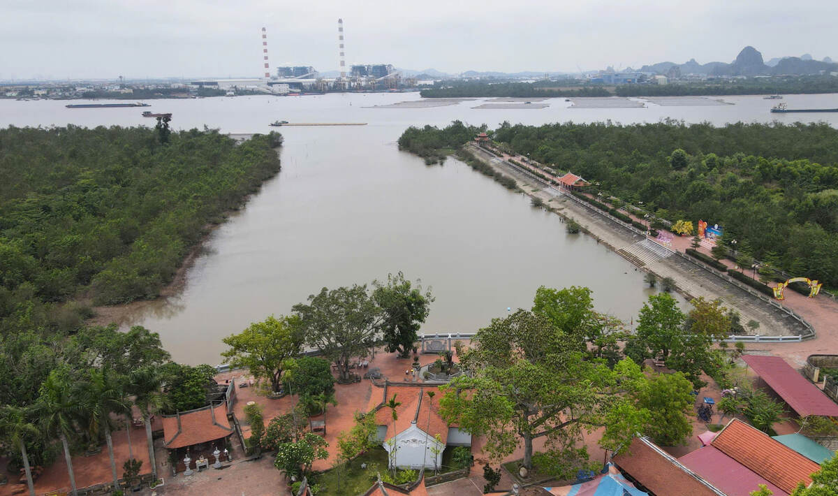 Từ miếu Vua Bà nhìn ra dòng sông Bạch Đằng lịch sử. Nơi đây, năm xưa là Bến đò Rừng. Tương truyền, bên cây quếch cổ trên bến đò có bà bán hàng nước phục vụ khách hàng qua sông. Ảnh: Nguyễn Huệ