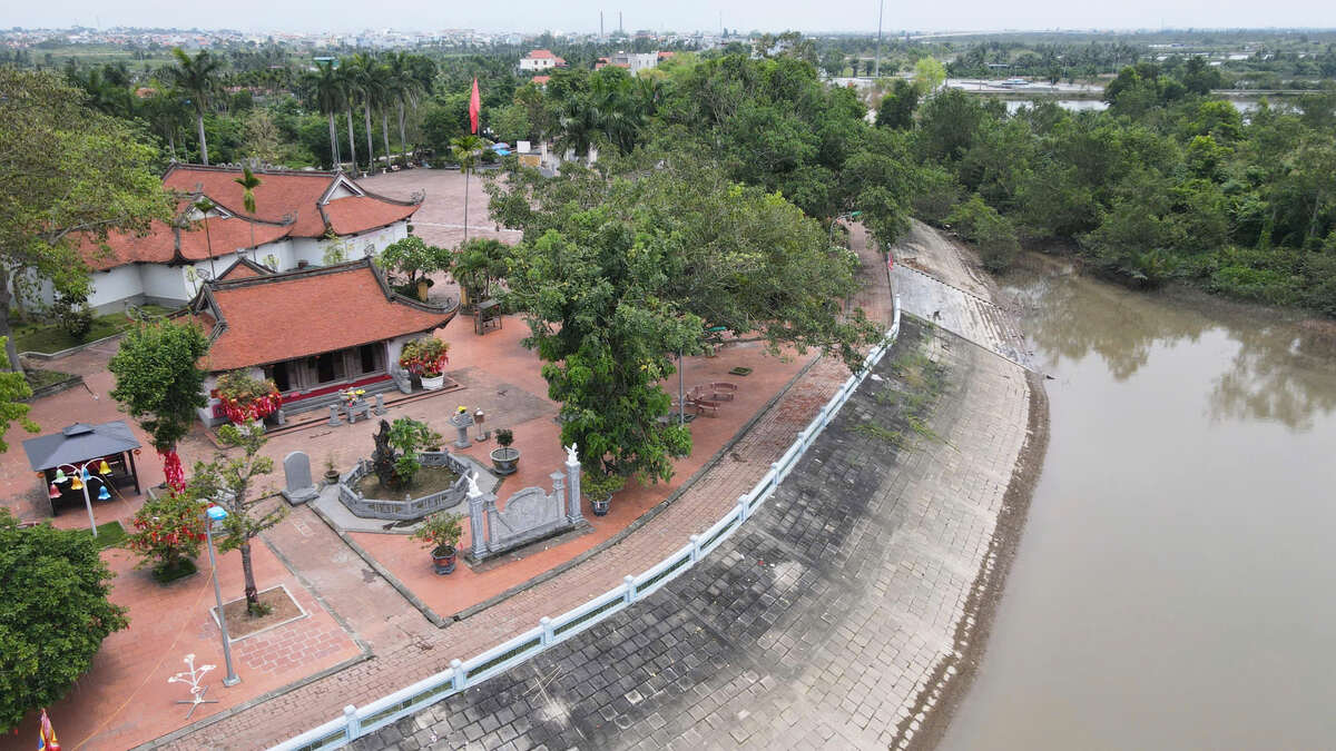Vào khoảng đầu năm Mậu Tý 1299, Hưng Đạo Đại Vương Trần Quốc Tuấn đã đến bến đò này nghiên cứu địa hình, chuẩn bị thế trận tiêu diệt đạo thuỷ binh quân xâm lược Nguyên Mông. Tại đây, Hưng Đạo Vương đã được bà bán hàng nước thưa tỉ mỉ, chính xác lịch con nước và địa thế dòng sông, giúp bố trí trận địa cọc và chọn thời điểm quyết chiến. Ảnh: Nguyễn Huệ