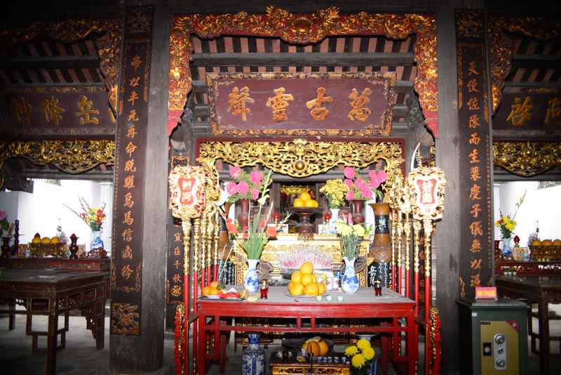 Hoành phi, câu đối trong đình Trung Bản. Ảnh: Nhân Sơn 