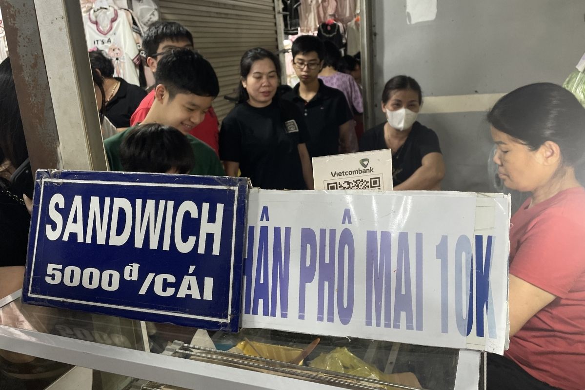 Quầy bán món bánh sandwich “thần thánh“, nhiều người phải đứng chờ 15-20 phút để thưởng thức. Ảnh: Thanh Bình 
