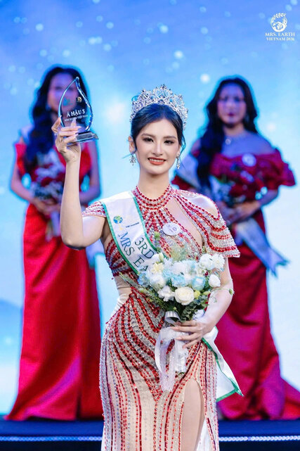 Nguyễn Phương Thu rạng rỡ trong khoảnh khắc nhận danh hiệu Á hậu 3 tại Mrs Earth Vietnam 2026. Ảnh: Nhân vật cung cấp