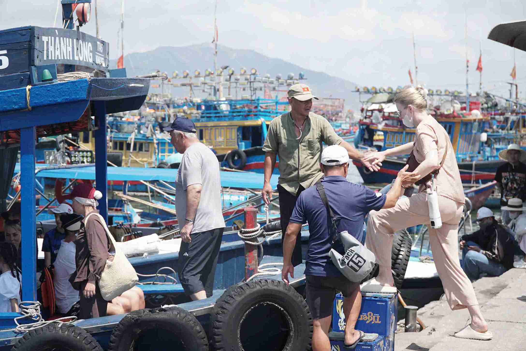 During the holiday, sea and island tours attract tourists to Nha Trang. Photo: Huu Long