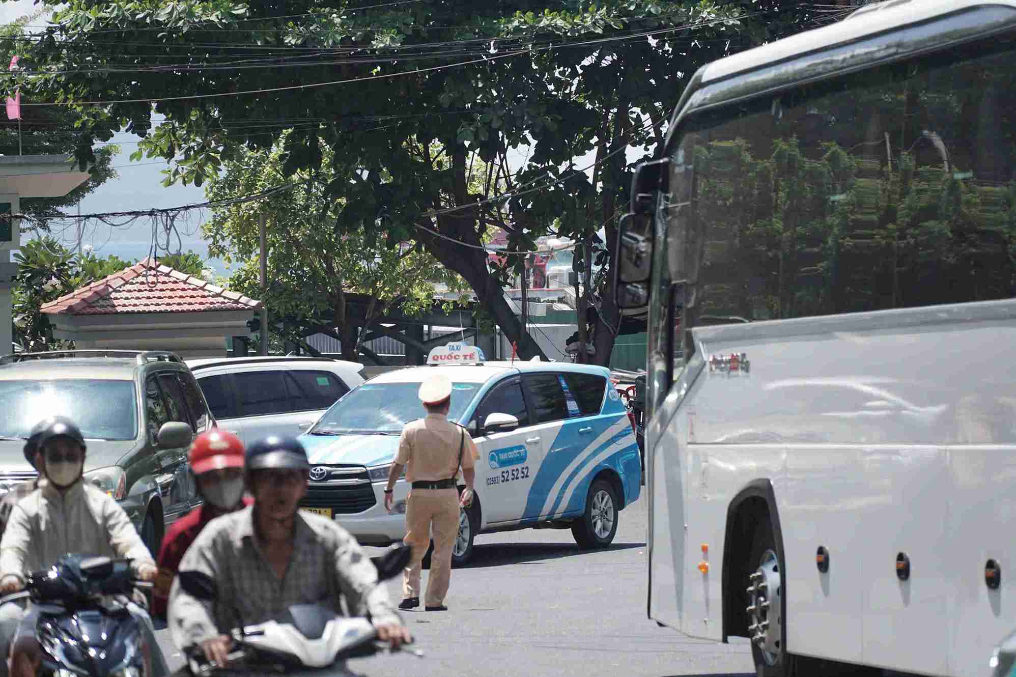 Lực lượng CSGT được tăng cường để điều phối giao thông trong dịp lễ ở Nha Trang. Ảnh: Hữu Long