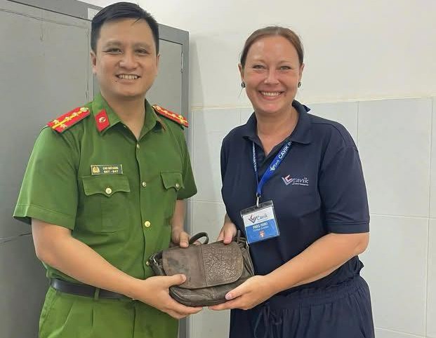 Losing property while traveling, a female tourist was promptly found by the police. Photo: Police provided