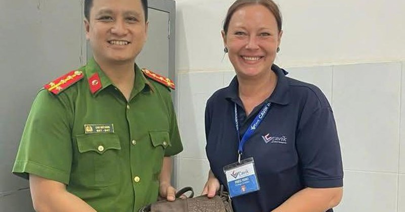 Công an Buôn Ma Thuột hỗ trợ du khách nước ngoài tìm lại tài sản
