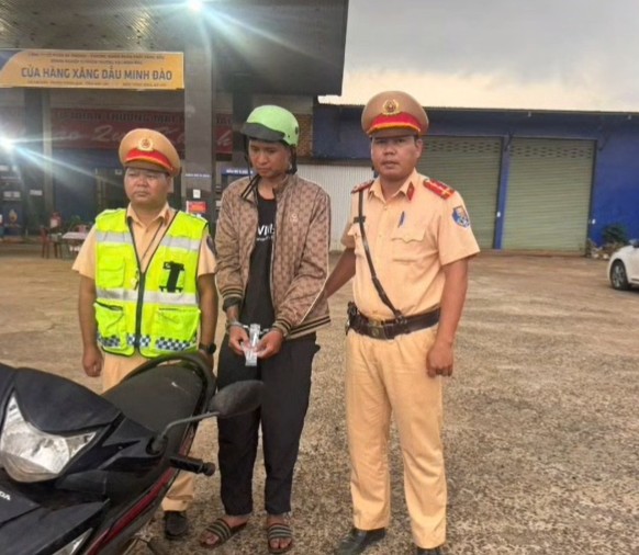 Traffic Police force discovered and handled subject Tran Huu Trung illegally possessing heroin. Photo: Police provided