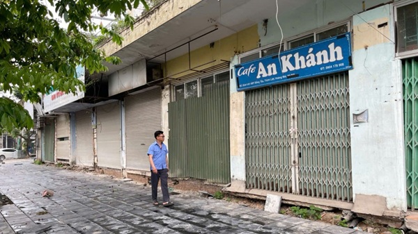 Abandoned resettlement apartment building on the 1st floor causes waste. Photo: Minh Hanh