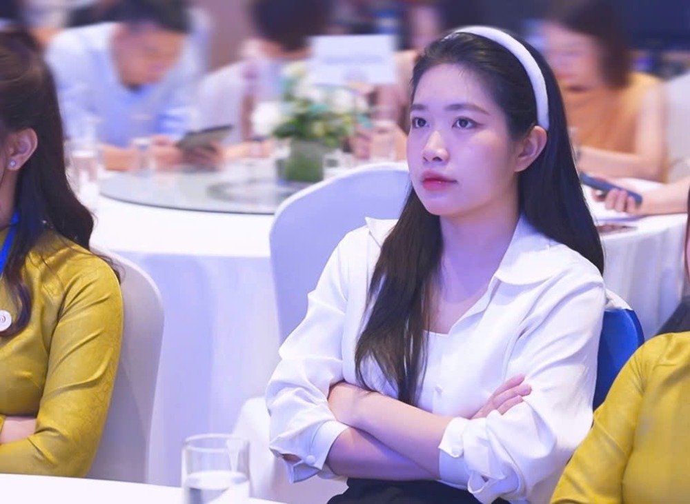 According to Ms. Minh Anh, the pressure of young workers working on digital platforms is the requirement to maintain performance and continuously find customers. Photo: NVCC