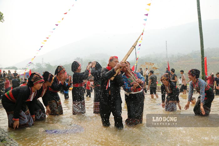 Tết té nước “Bun Huột Nặm” del pueblo laosiano está imbuido de cultura tradicional. Foto: Quang Đạt