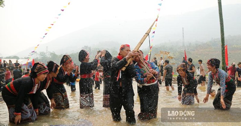 Hàng nghìn người dự Lễ dâng nước mừng Tết ở Điện Biên