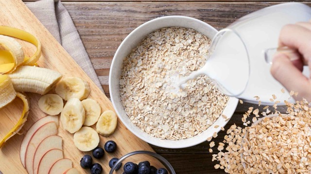 Soaked oats overnight will be easier to digest, and the body absorbs nutrients effectively. Graphic photo: Huong Son