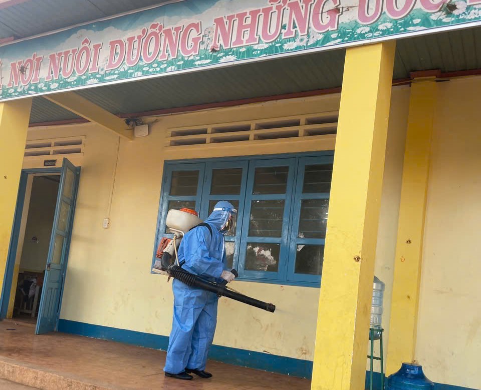 Dak Lak provincial health sector deploys disinfection and cleaning of school areas where students are infected. Photo: Krong Buk TTYT