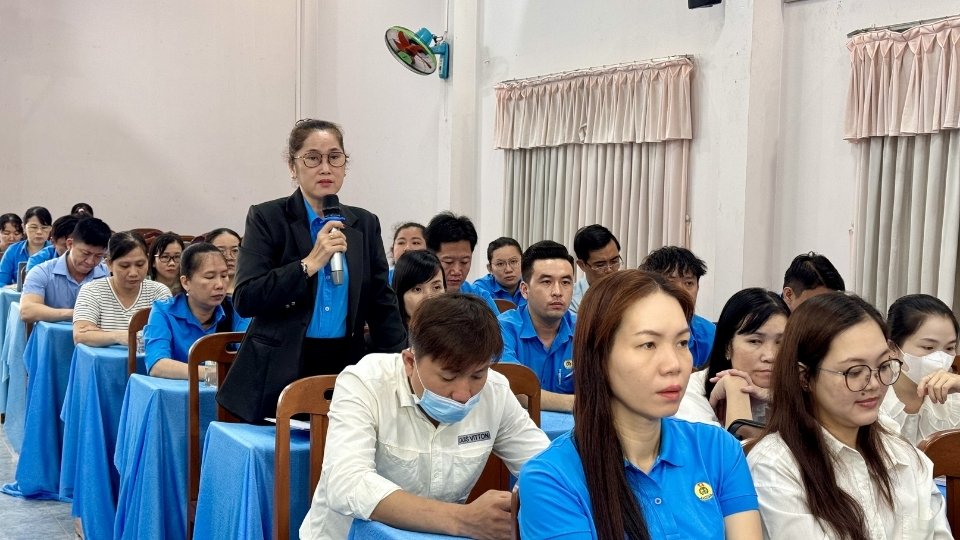 Vinh Long Trade Union regularly organizes dialogues and listens to opinions of union members and workers. Photo: Hoang Loc