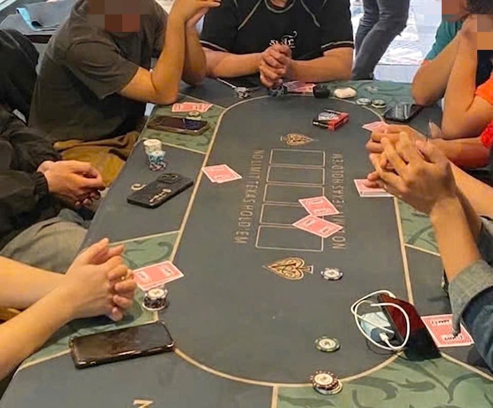 Công an phường Đông Hòa, TPHCM đã lập biên bản xử phạt 1 quán cà phê và 1 nhà dân cho người khác đánh bạc. Ảnh: Công an phường Đông Hòa