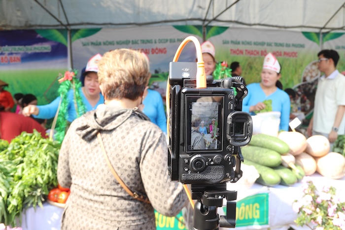 At the Hoa Vang Vegetable Festival, farmers themselves confidently livestreamed promoting their hometown specialties. Photo: Nguyen Linh