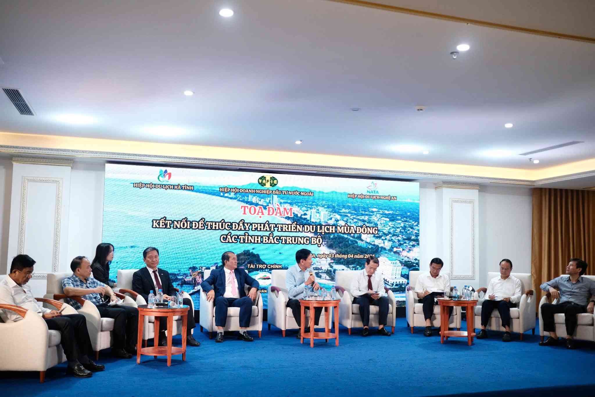 Table ronde sur la connexion pour promouvoir le développement du tourisme pendant la basse saison dans les provinces du Centre-Nord. Photo: Mai Ngan