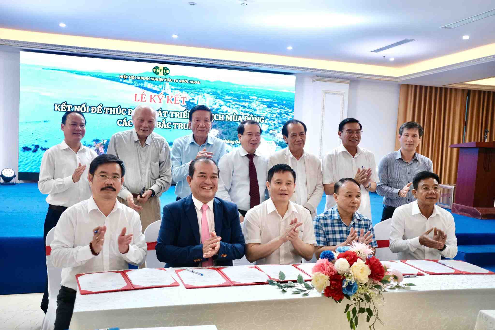 Lễ ký kết hợp tác phát triển du lịch các tỉnh Bắc Trung Bộ. Ảnh: Mai Ngân 