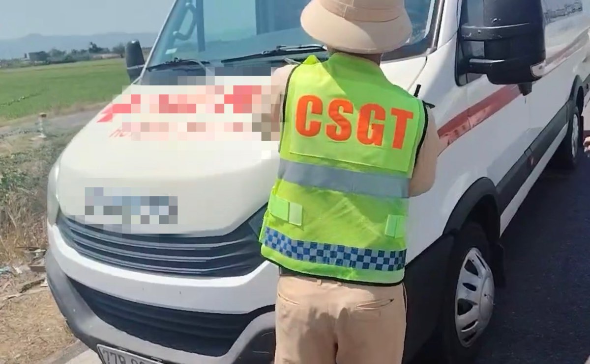 Cảnh sát Giao thông tiến hành niêm phong và tạm giữ phương tiện vi phạm. Ảnh: Phạm Duy 