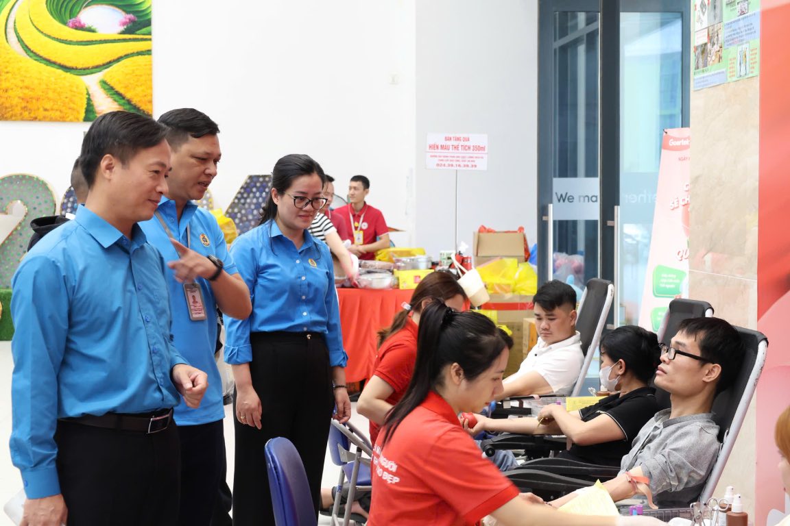 Trade union officials visit and encourage workers to participate in voluntary blood donation. Photo: Quyet Chien