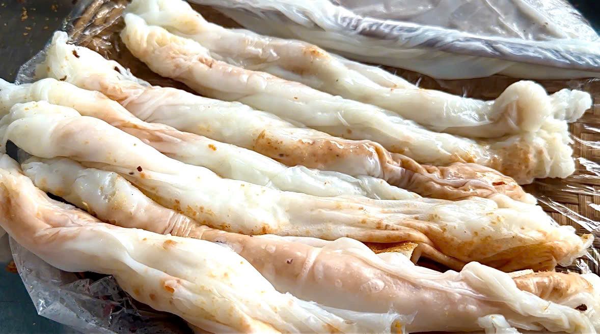 Bánh cuốn Đồ Sơn nóng hổi, mềm mịn, ăn kèm chả thơm lừng khiến thực khách nhớ mãi không quên. Ảnh Nguyễn Dương