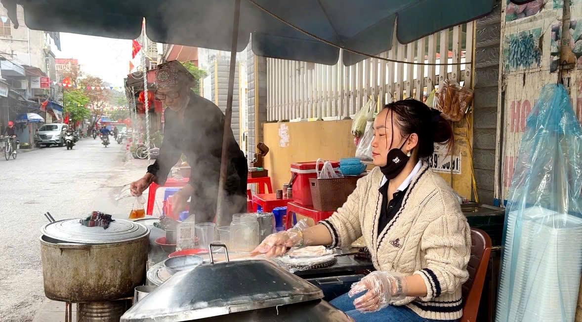 Chị Hảo thoăn thoắt tráng từng lớp bánh cuốn, giữ trọn hương vị truyền thống đãi khách gần xa. Ảnh: Nguyễn Dương