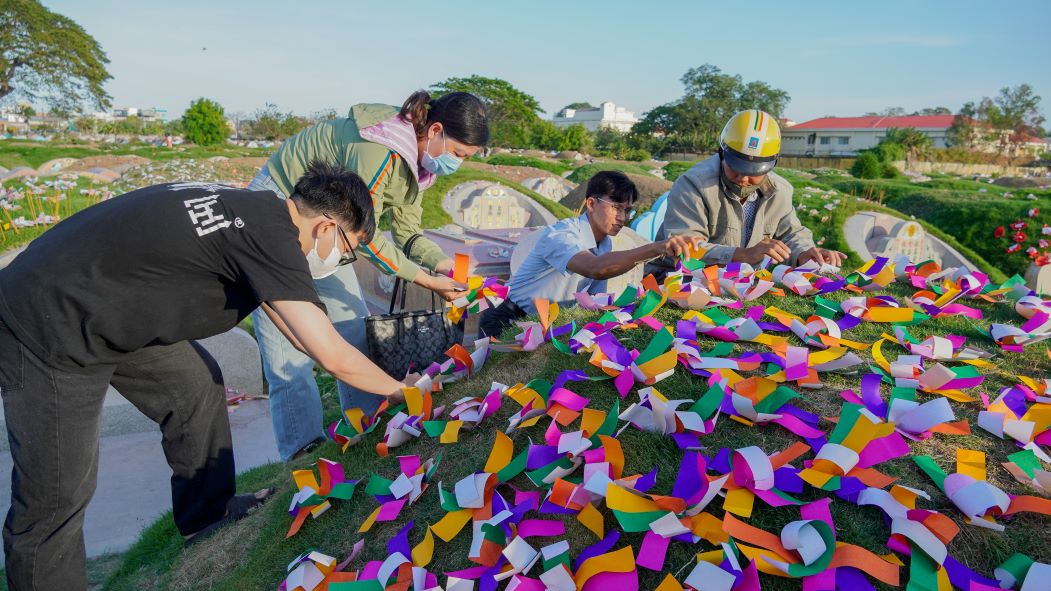 Tomb sweeping is the most important activity during the Thanh Minh festival, when families clear the grass, clean the tombstones, change flowers and perform rituals. Photo: Phuong Anh