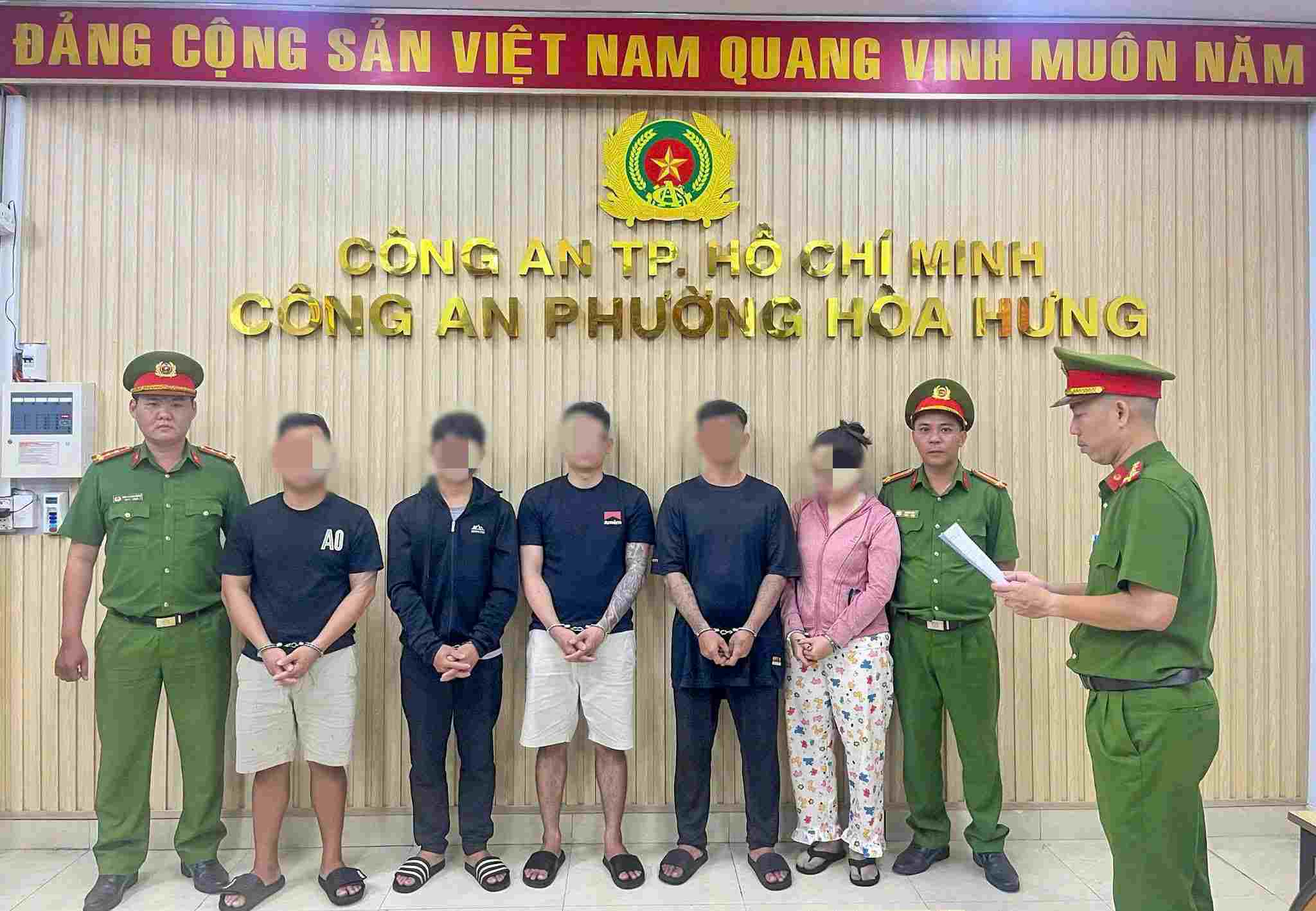 Công an tạm giữ khẩn cấp các đối tượng gây rối vì mâu thuẫn kinh doanh. Ảnh: Công an cung cấp