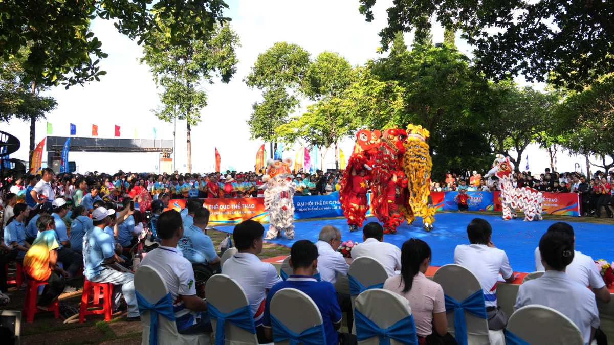 Đông đảo người dân, du khách tập trung tham gia các hoạt động trong chương trình. Ảnh: Thành An