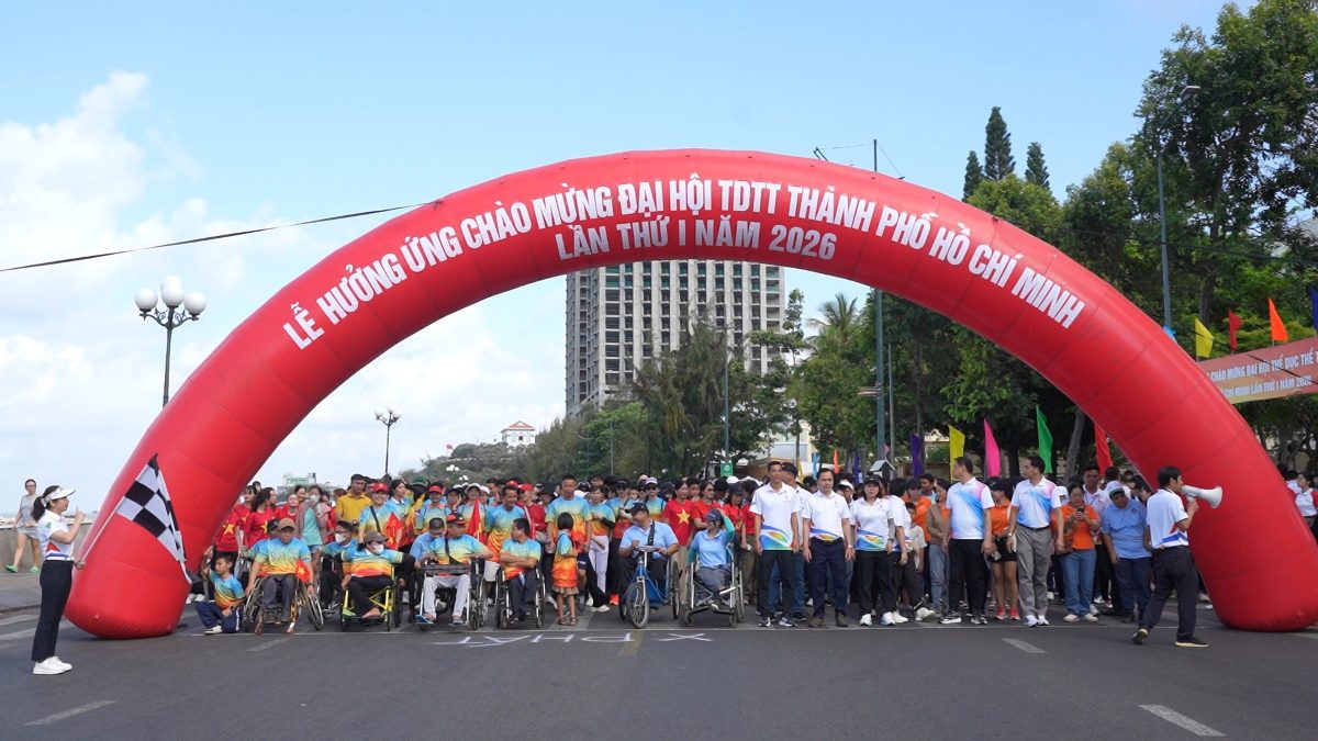 More than 1,000 people participate in running to celebrate the Ho Chi Minh City Sports Festival. Photo: Thanh An