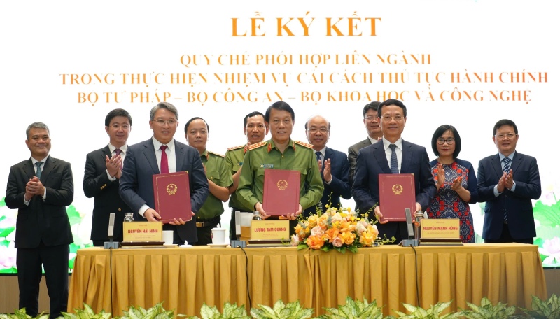 행정 절차 개혁 임무 수행에 관한 부처 간 협력 규정은 공안부 - 법무부 - 과학기술부 등 3개 부처에서 체결했습니다. 사진: 법무부