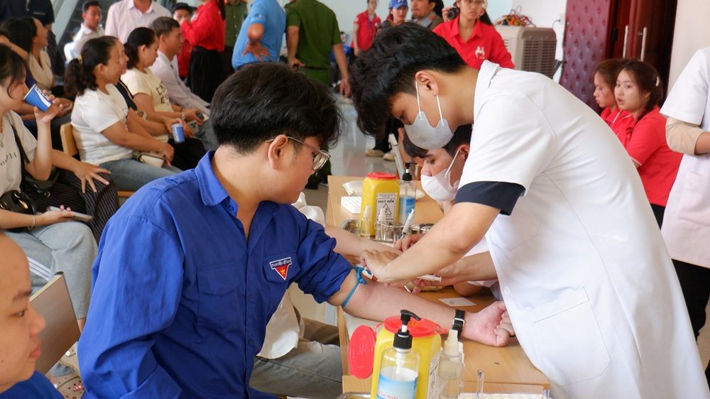 다낭의 "살아있는 혈액 은행" 시스템은 환자 가족의 지원과 함께 지난 한 해 동안 10,235단위의 혈액을 공급하여 많은 환자를 도왔습니다. 사진: 안 트엉