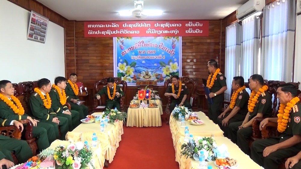 Quang Tri Border Guard wishes Bunpimay Tet in Laos. Photo: Quang Tri Border Guard