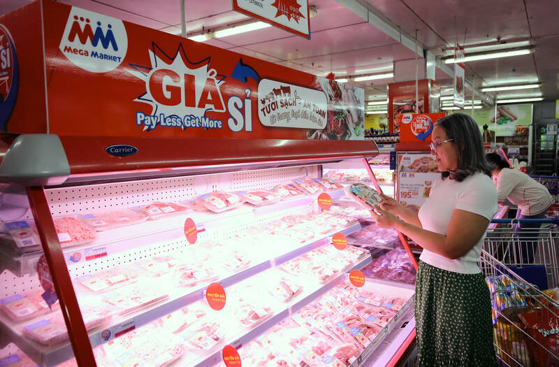 Người dân lựa chọn hàng hóa thiết yếu, ưu tiên sản phẩm có giá ưu đãi. Ảnh: Hạ Mây  