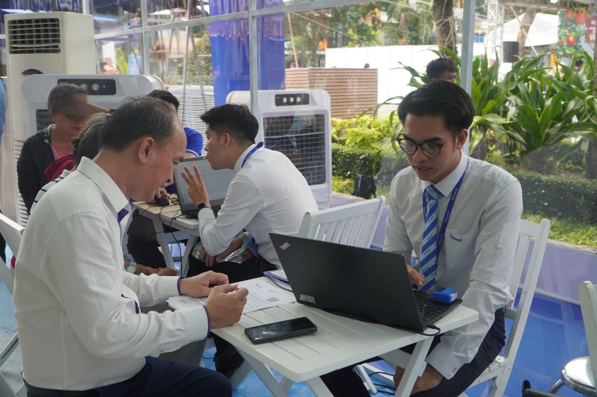 Tại Ngày hội Du lịch TPHCM năm 2026, không khí mua bán tour diễn ra sôi động. Ảnh: Thanh Chân