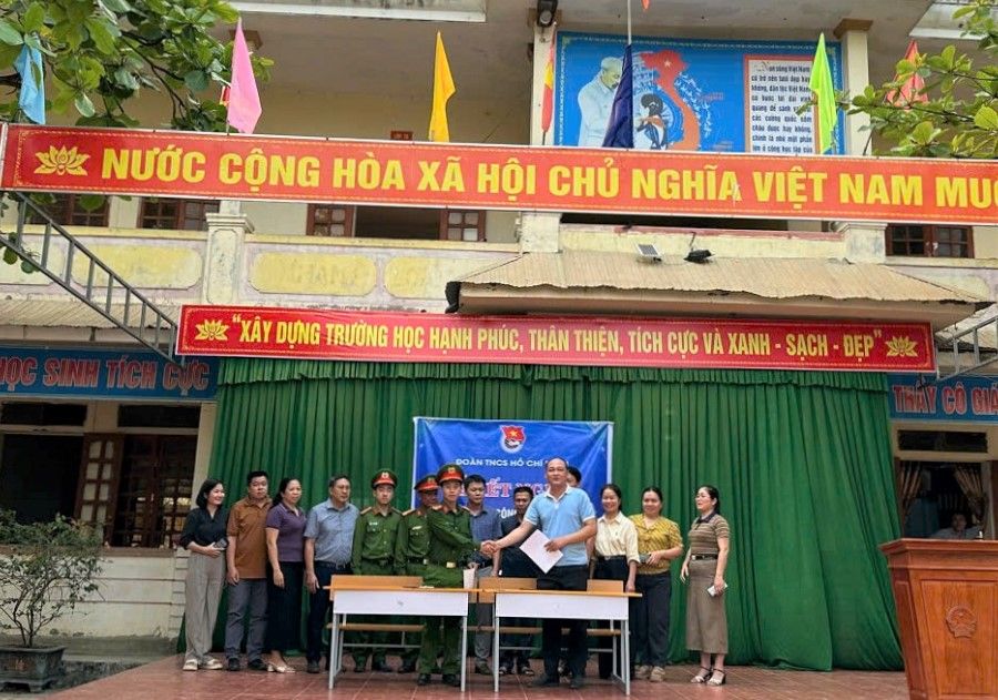 Huu Kiem Commune Police and the school organize the signing of a cooperation agreement to build a safe school environment. Photo: Mai Ngan