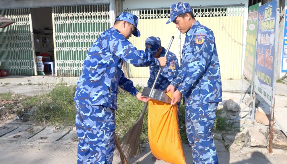 해안 경비대 4구역 사령부는 "푸 환경의 날"에 적극적으로 호응하고 있습니다. 사진: Đức Thái