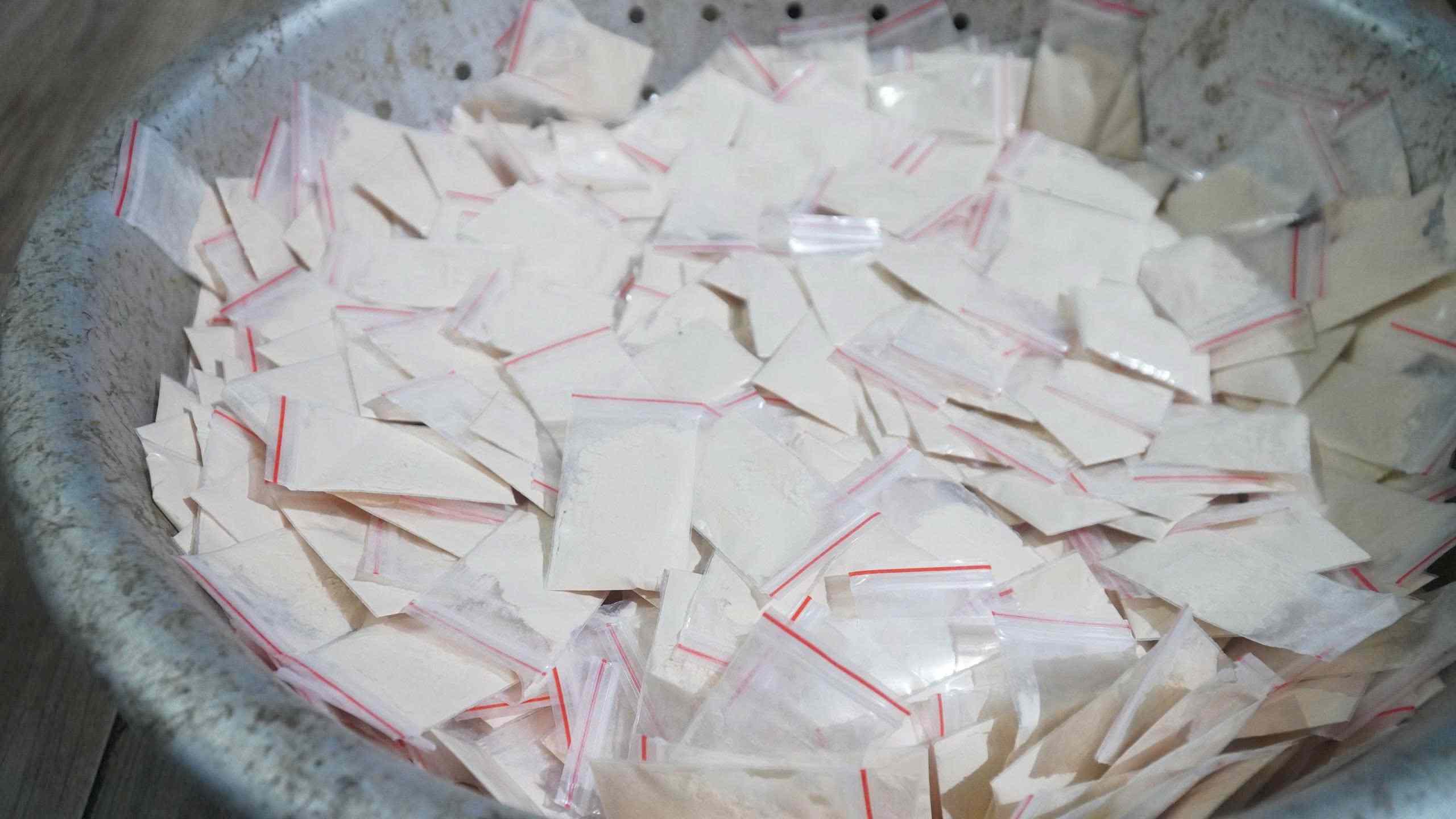 Thính gạo là “linh hồn” của món nem Bùi được đóng gói cẩn thận. Ảnh: Minh Vũ