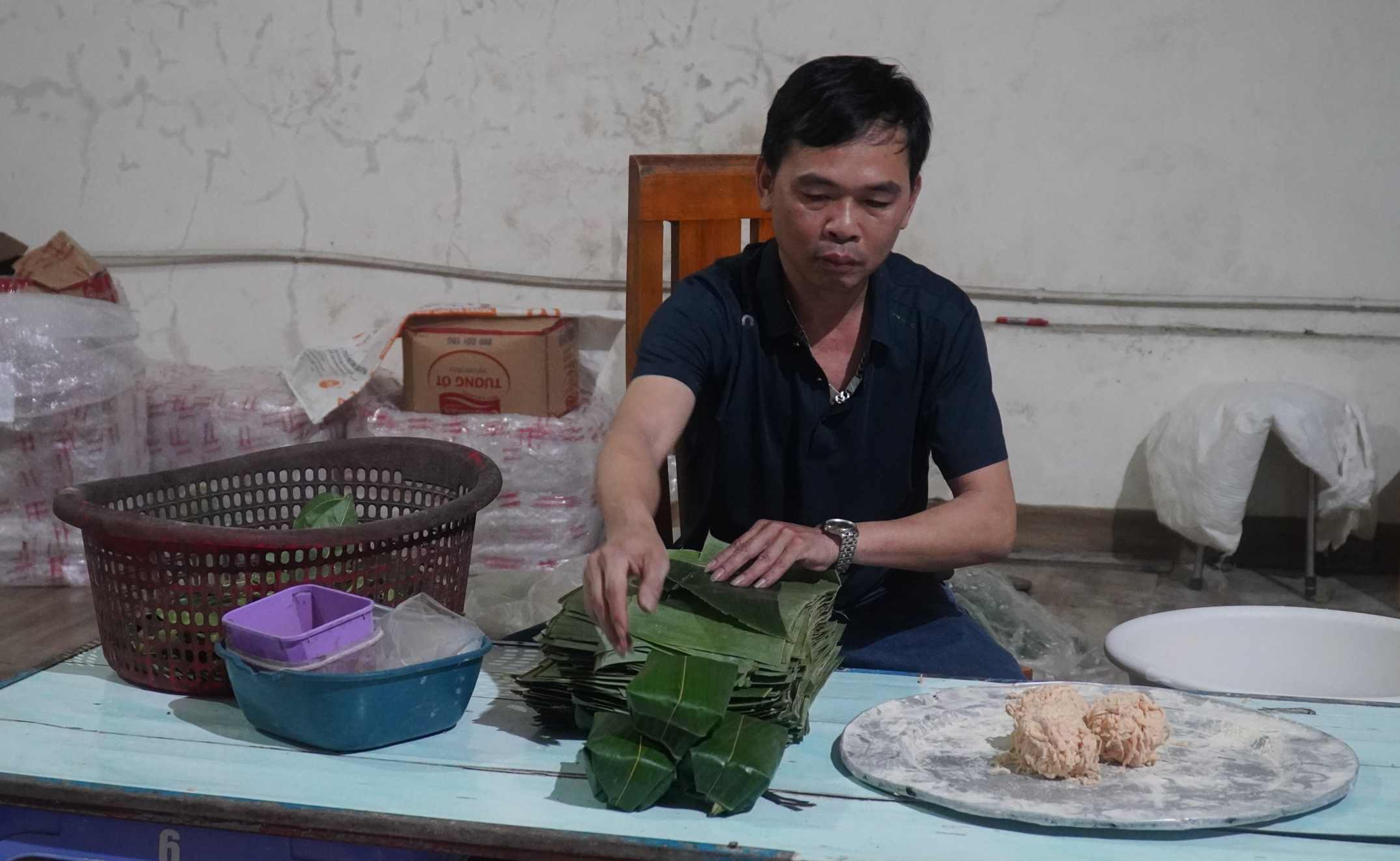 Anh Đại chia sẻ bí quyết để nem có hương vị ngon xuất phát từ việc chọn nguồn nguyên liệu chất lượng. Ảnh: Minh Vũ