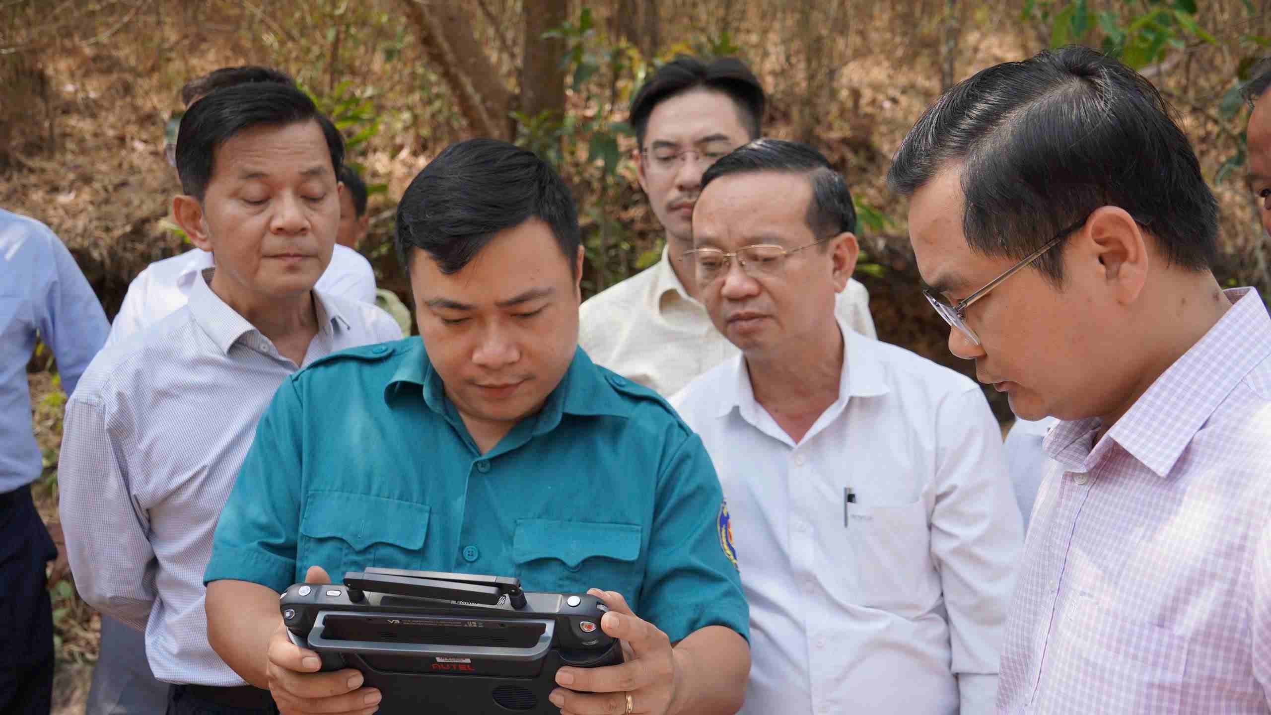 Mr. Bui Minh Thanh (wearing glasses, in the middle), Vice Chairman of Ho Chi Minh City People's Committee and the working delegation inspect the current status of the forest and forest fire prevention work. Photo: Minh Tam