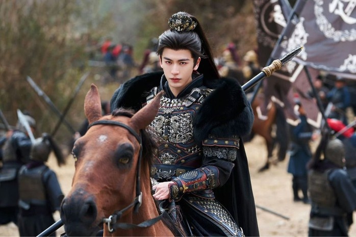 Trương Lăng Hách bị gây tranh cãi vì tạo hình tướng quân quá chỉn chu, ít cảnh chiến đấu ấn tượng trong “Trục ngọc“. Ảnh Nhà sản xuất