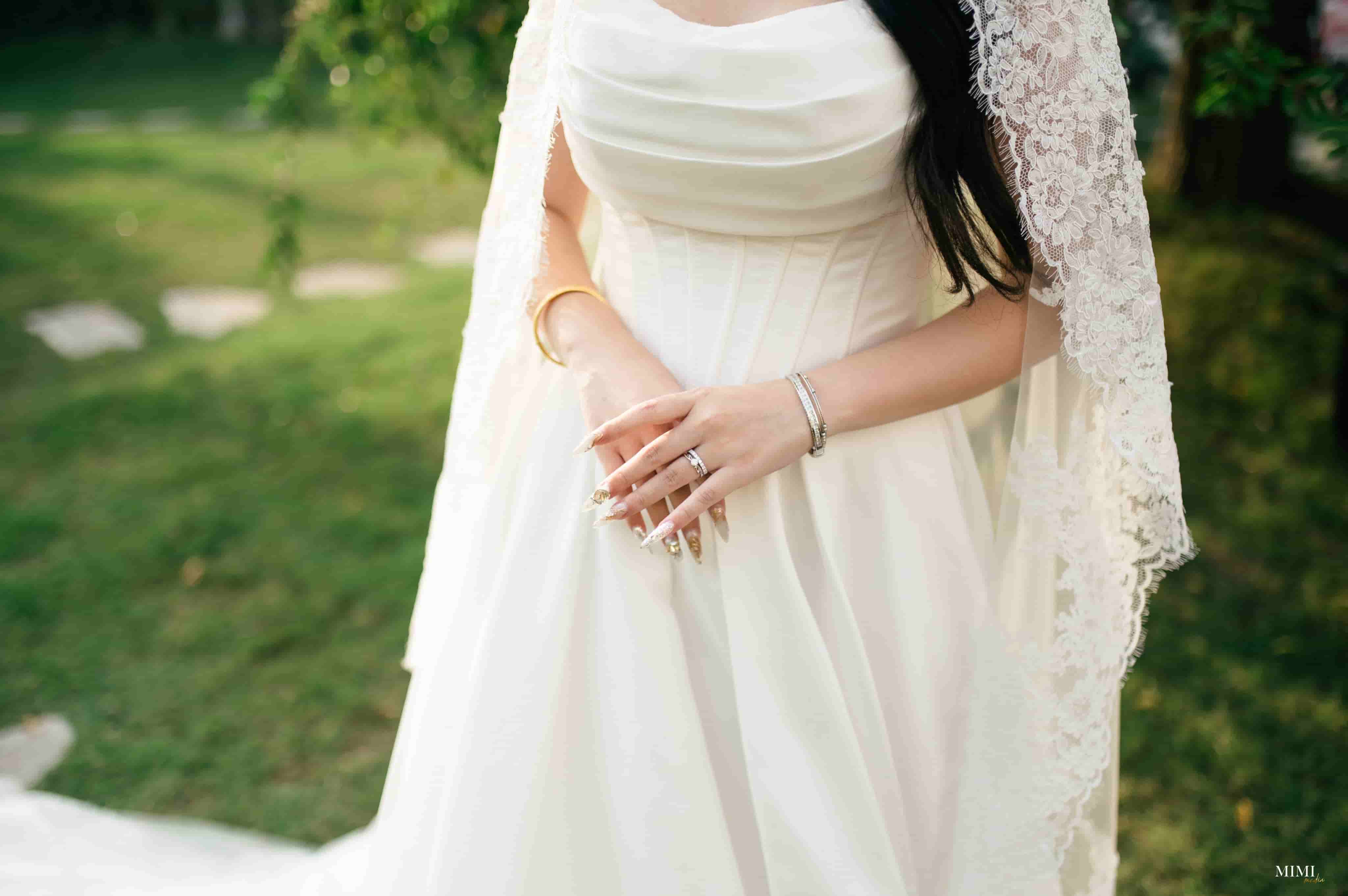 Taboos in the wedding ceremony and wishes for a complete start. Photo: Huyen Trang