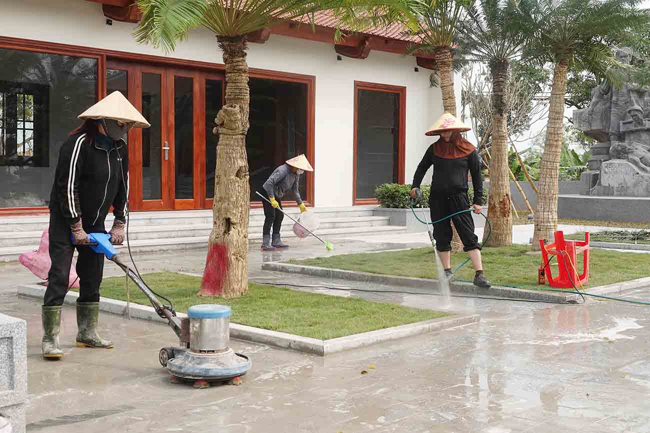 General cleaning workers after completing the renovation of the General Secretary Ha Huy Tap Memorial Area. Photo: Tran Tuan