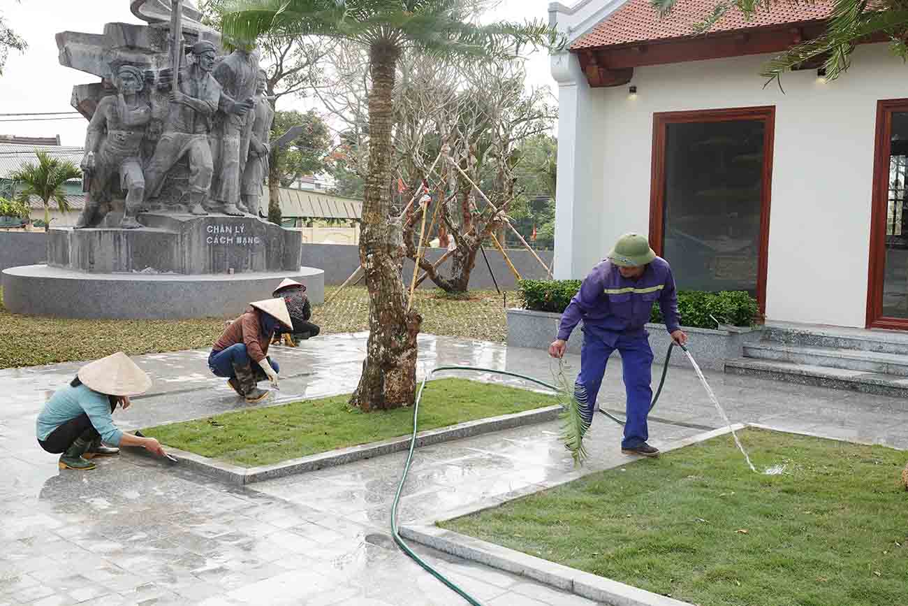 Tưới nước cho cây xanh và thảm cỏ. Ảnh: Trần Tuấn