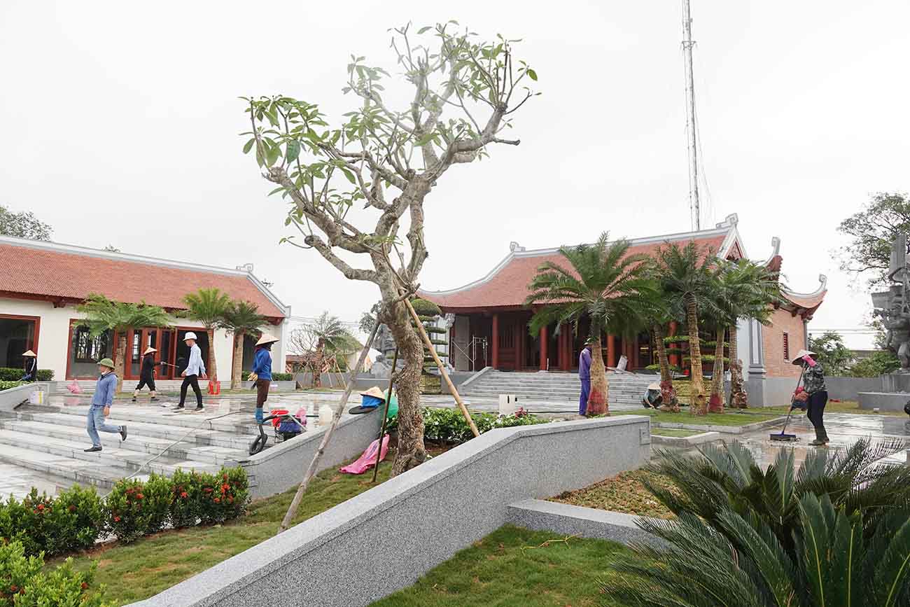 Nhiều người tham gia tổng vệ sinh. Ảnh: Trần Tuấn