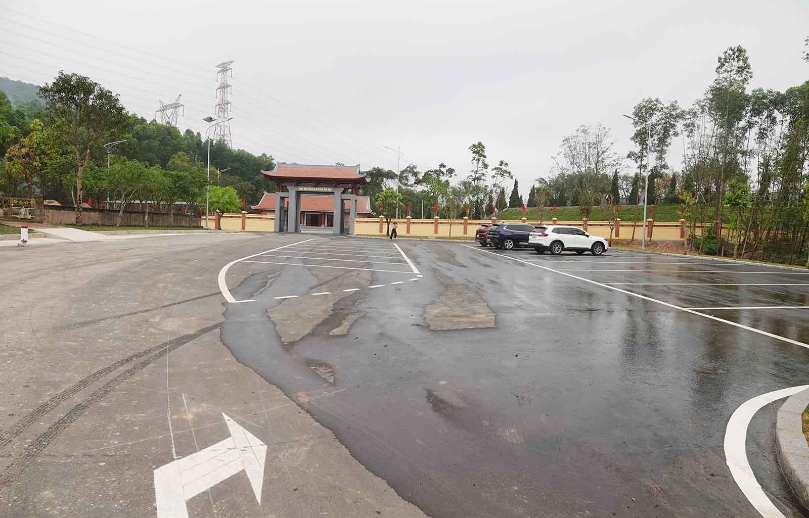 Bãi đậu xe rộng rãi, sạch sẽ tại Di tích khu mộ Tổng Bí thư Hà Huy Tập. Ảnh: Trần Tuấn