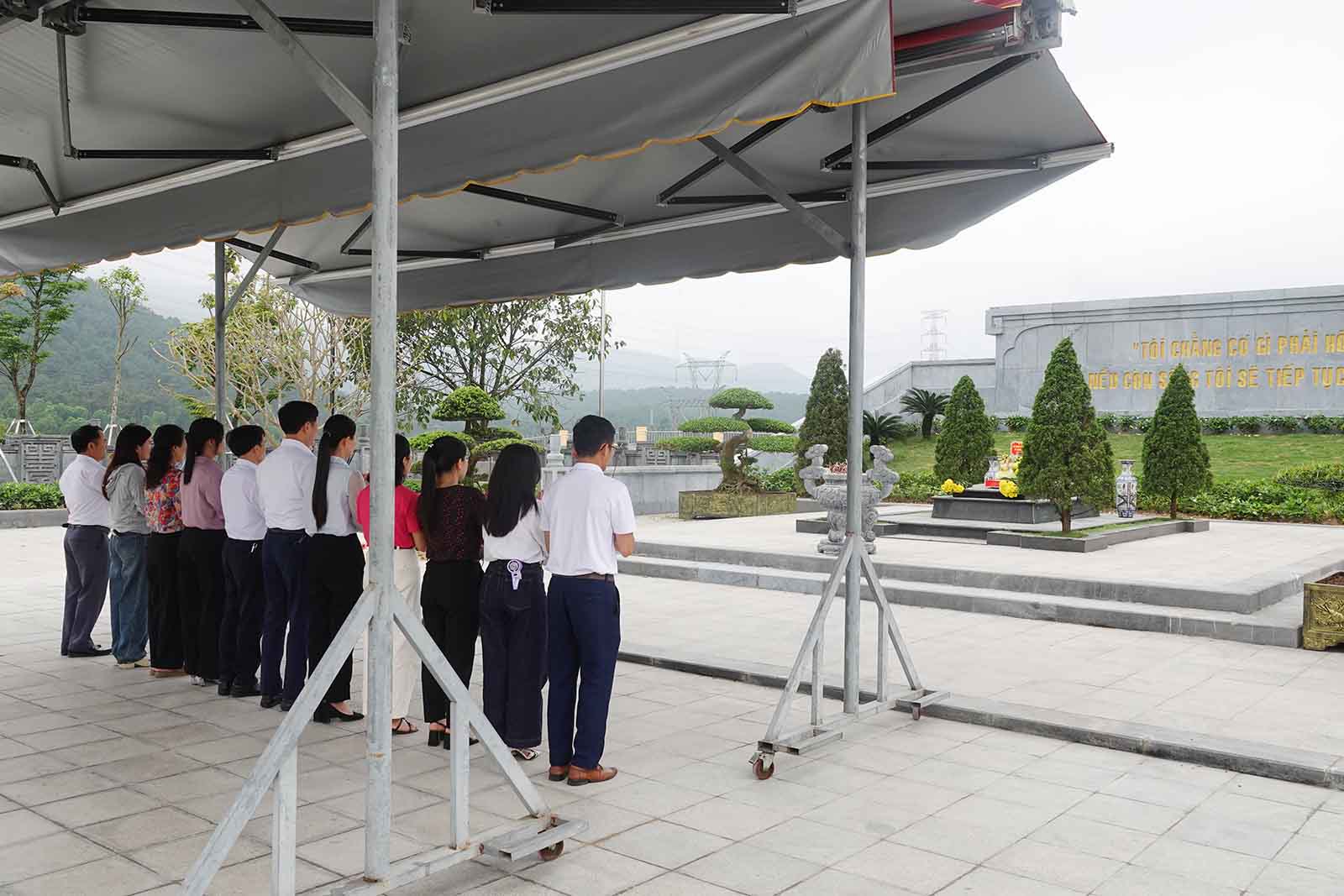 Sáng 4.4, một số người dân đến dâng hương tại Khu mộ Tổng Bí thư Hà Huy Tập. Ảnh: Trần Tuấn