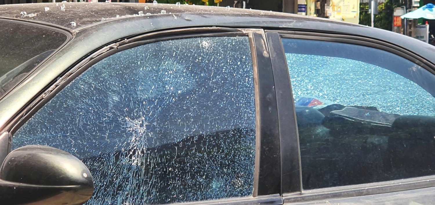 Trước khi tiếp đất nạn nhân rơi trúng chiếc xe ô tô đang đậu phía trước căn nhà. Ảnh: Phương Linh