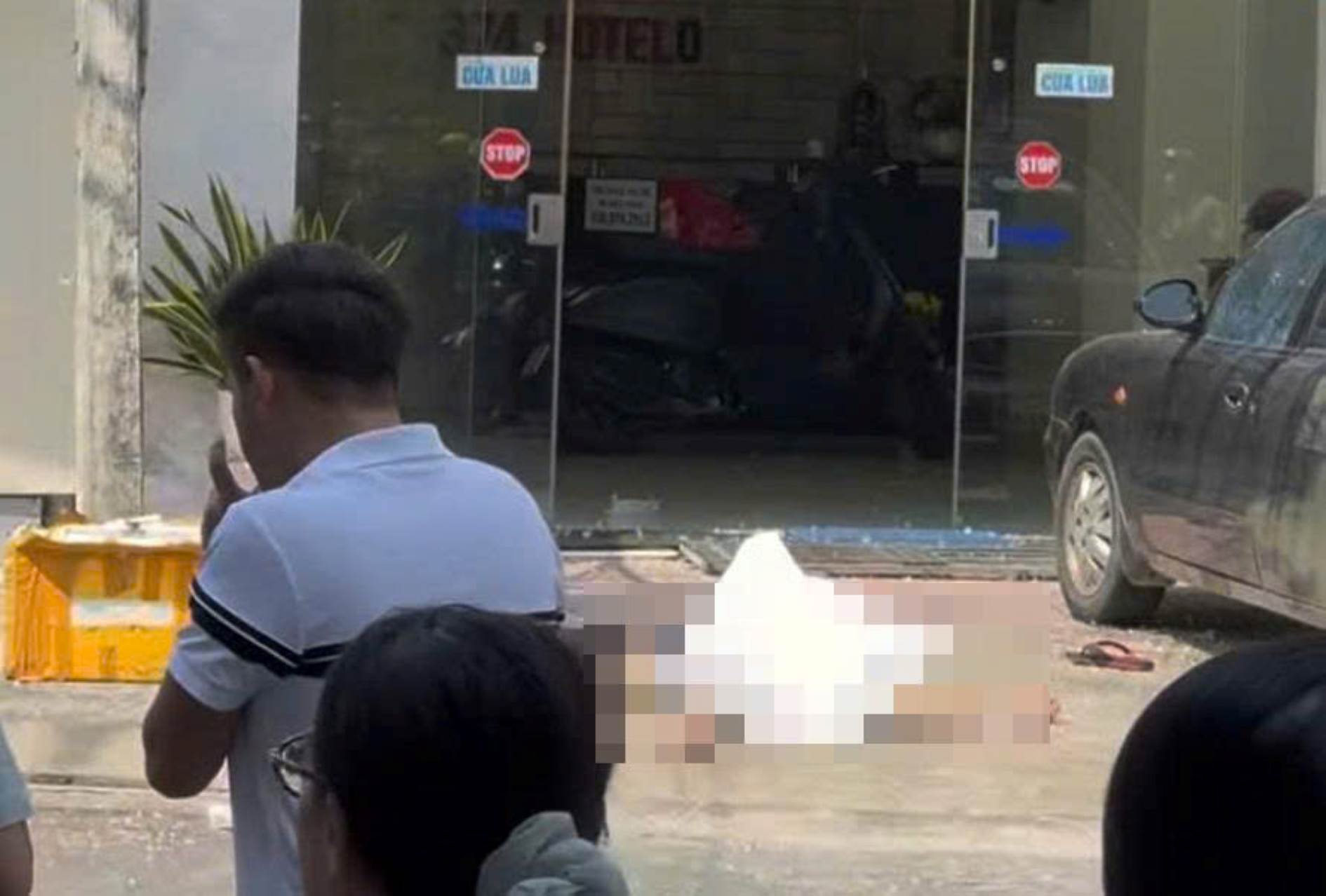 Hiện trường ban đầu nạn nhân rơi từ tầng 7 xuống. Ảnh: Phương Linh