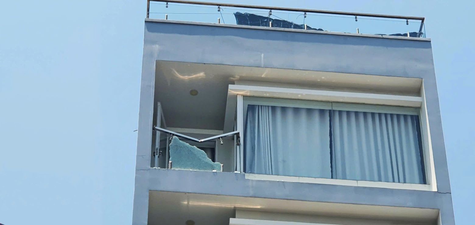 남성 청년이 높은 층에서 추락하여 난간이 손상된 부위. 사진: 프엉린